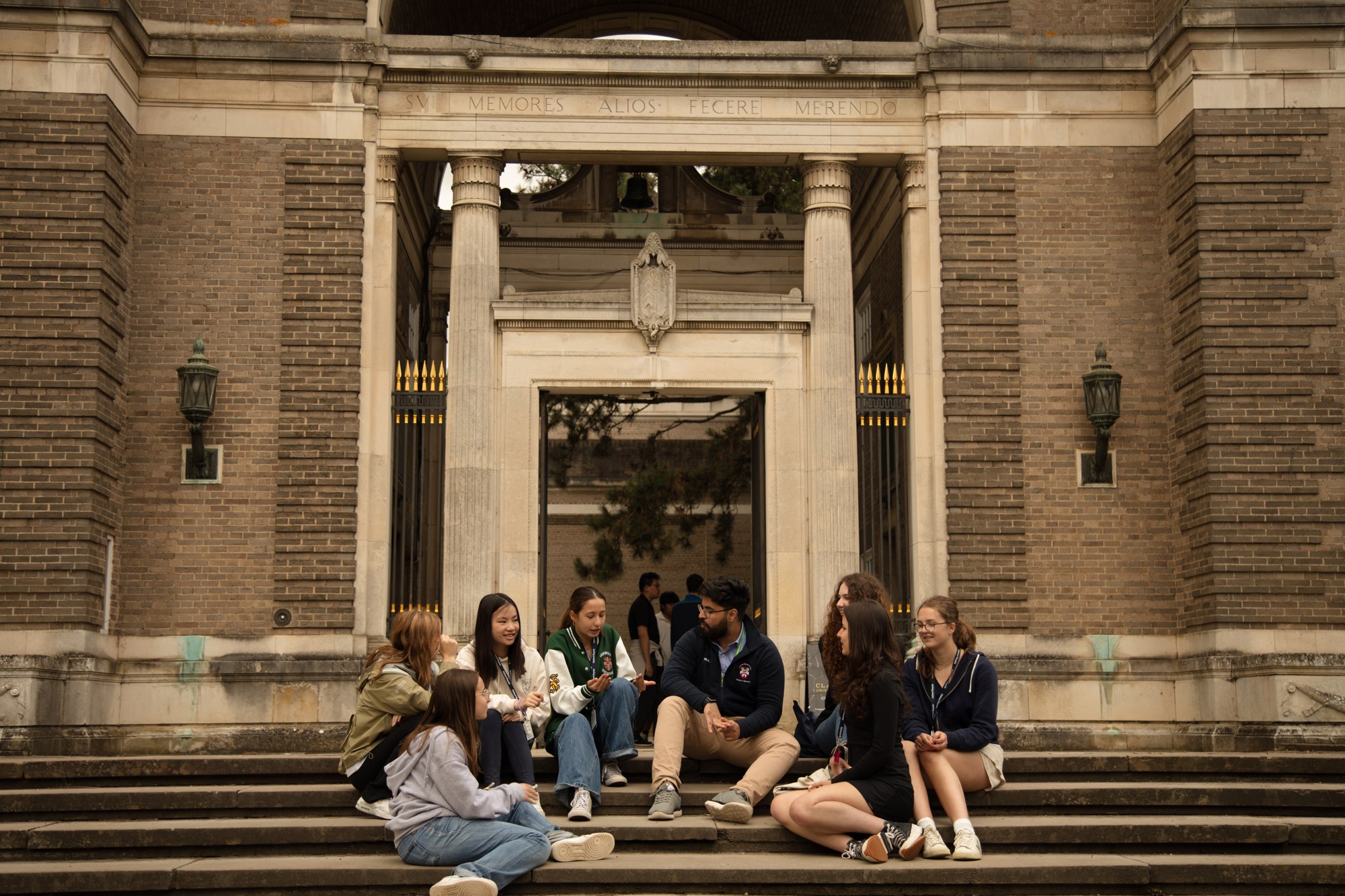 Students exchanging ideas in Cambridge